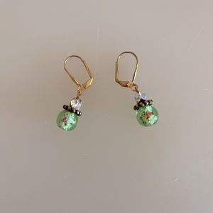 Clasp wire earrings green bead